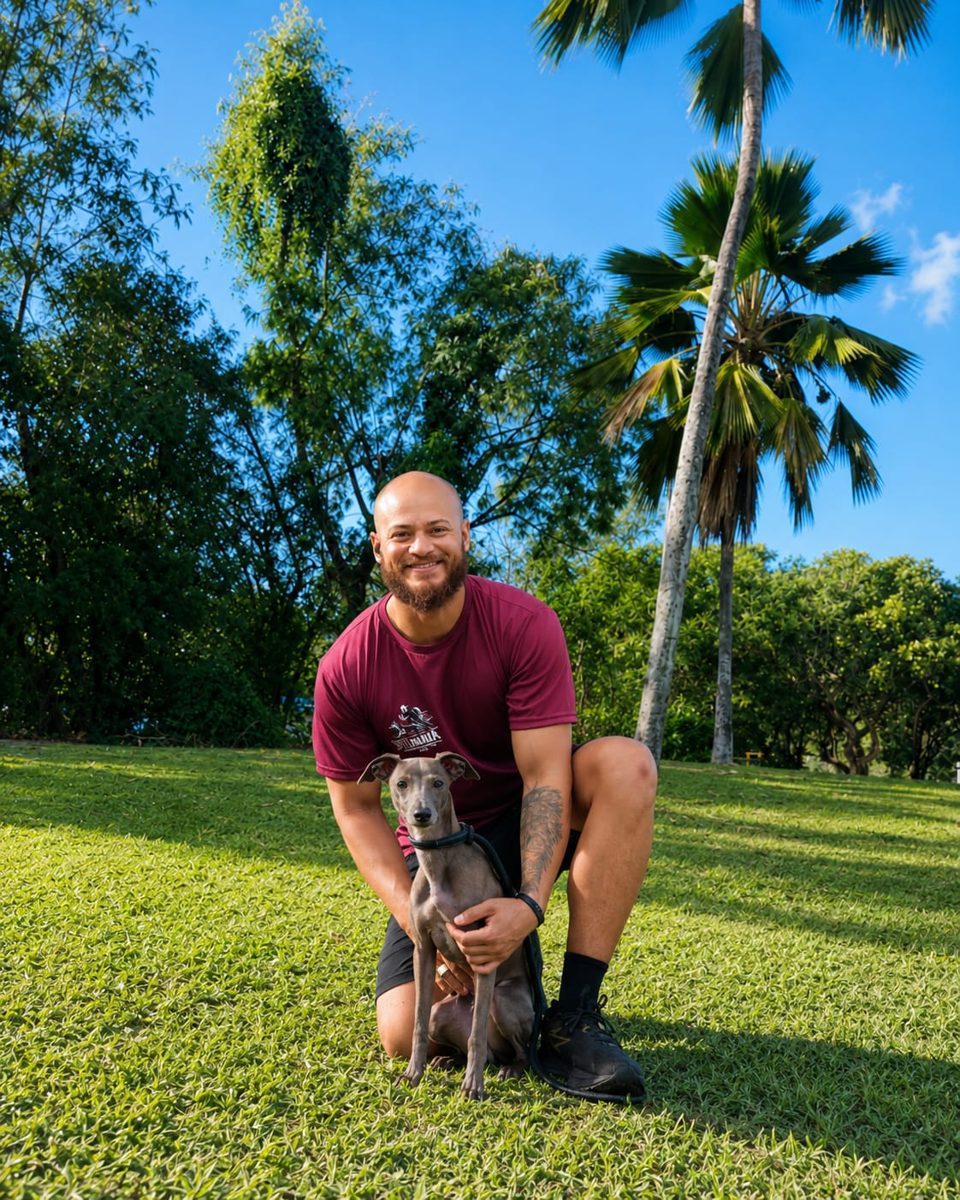 Instrutor da AtivaDog com um cão no parque