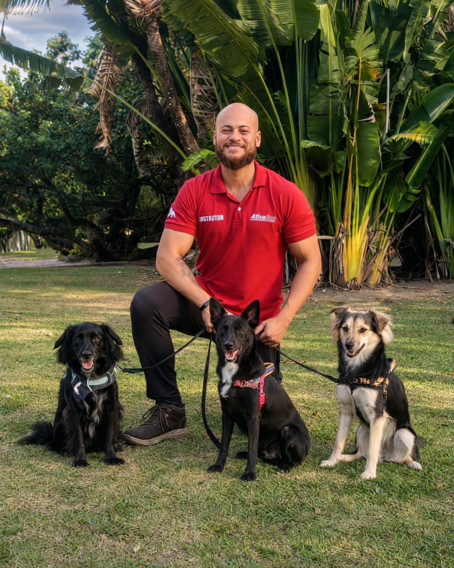 Jonas Thomaz Pereira com três cães